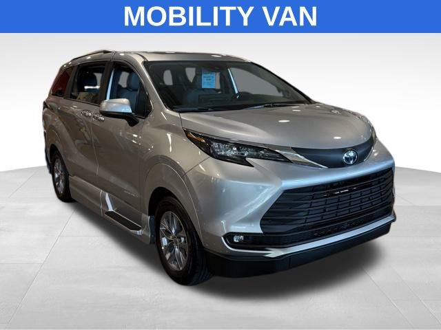 Used 2025 Toyota Sienna XLE image 1
