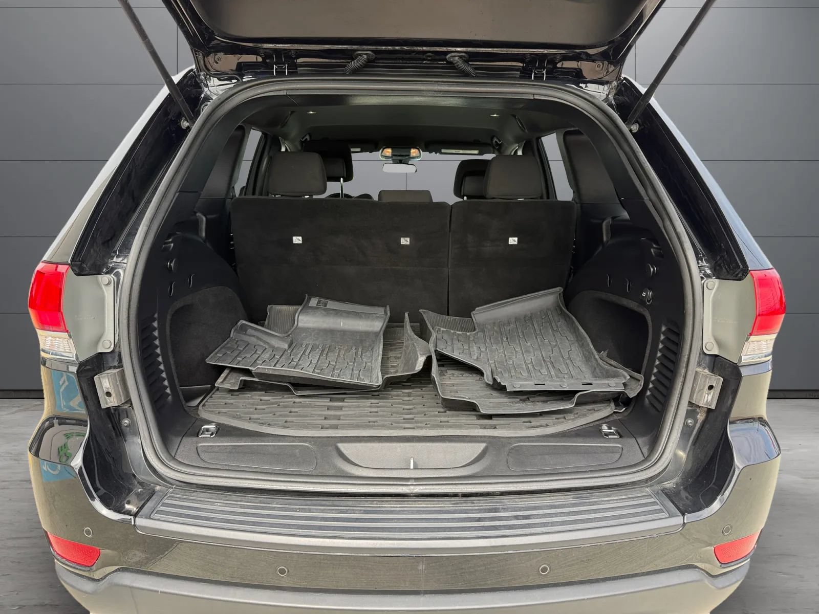 Used 2019 Jeep Grand Cherokee Laredo AWD/4WD image 9
