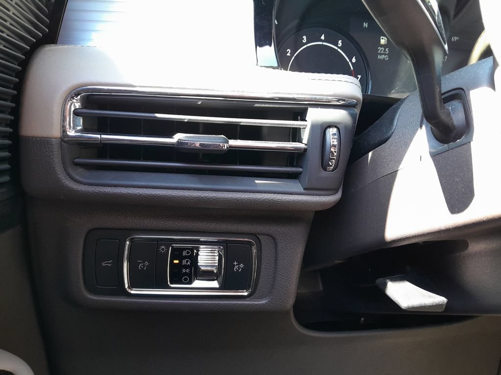 Used 2021 Lincoln Corsair AWD w/ Premium Package image 15