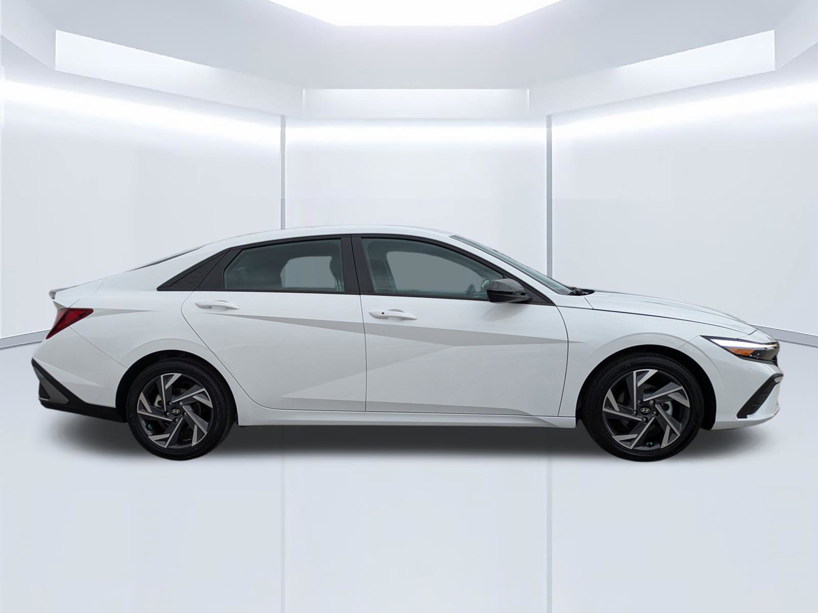 Certified 2025 Hyundai Elantra Sport FWD image 3