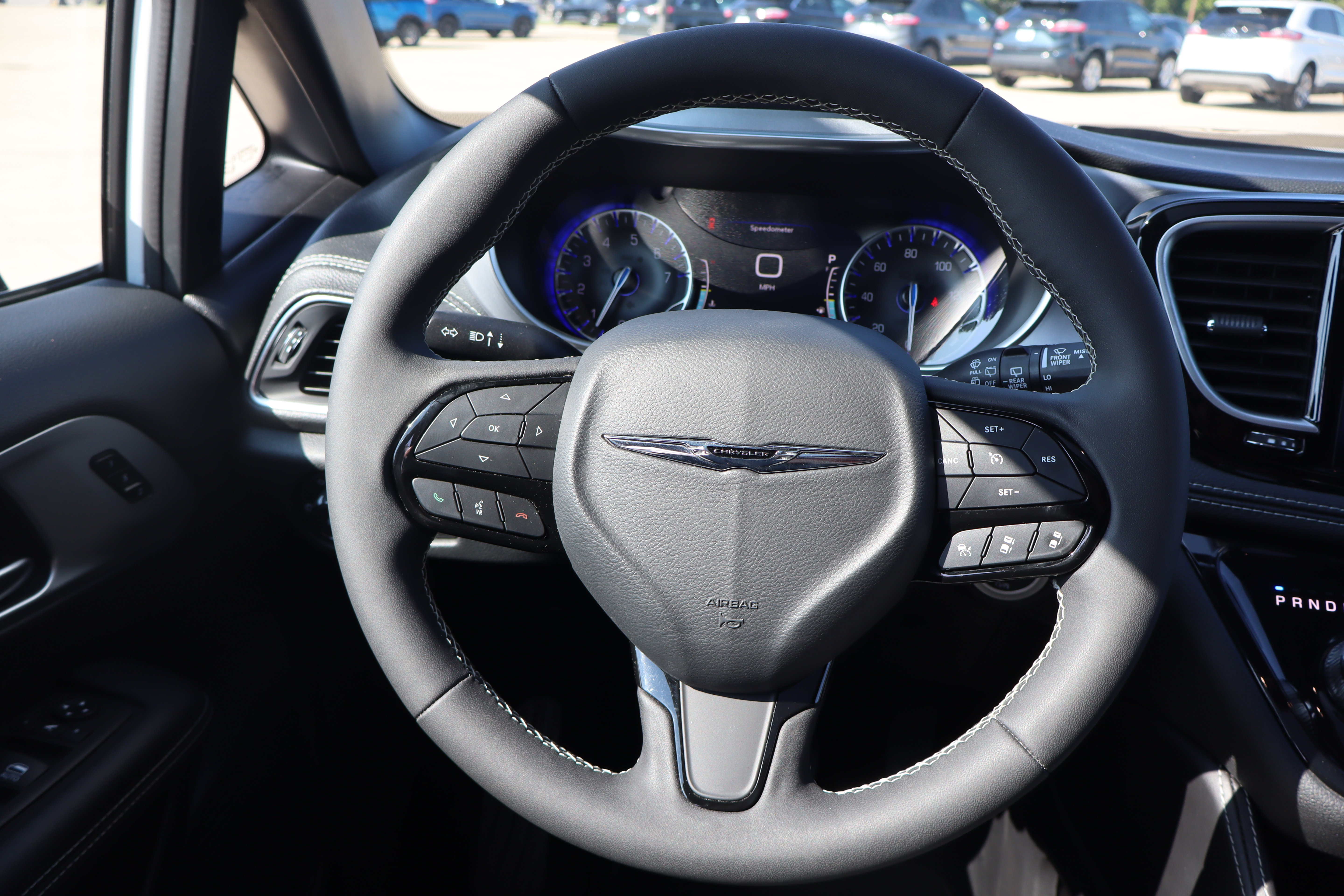 Used 2025 Chrysler Pacifica Limited FWD image 16