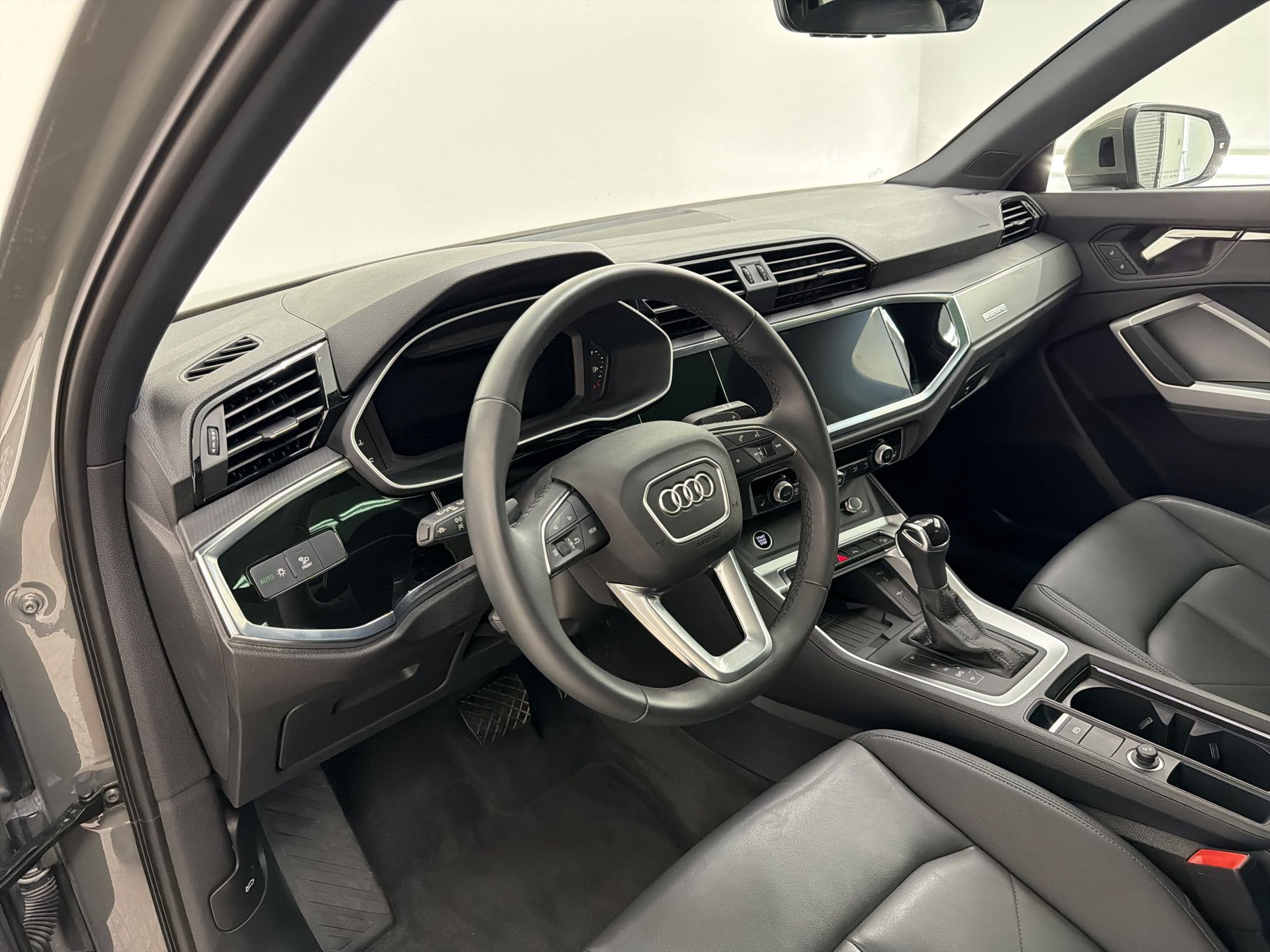 Certified 2025 Audi Q3 2.0T Premium w/ Convenience Package AWD/4WD image 4