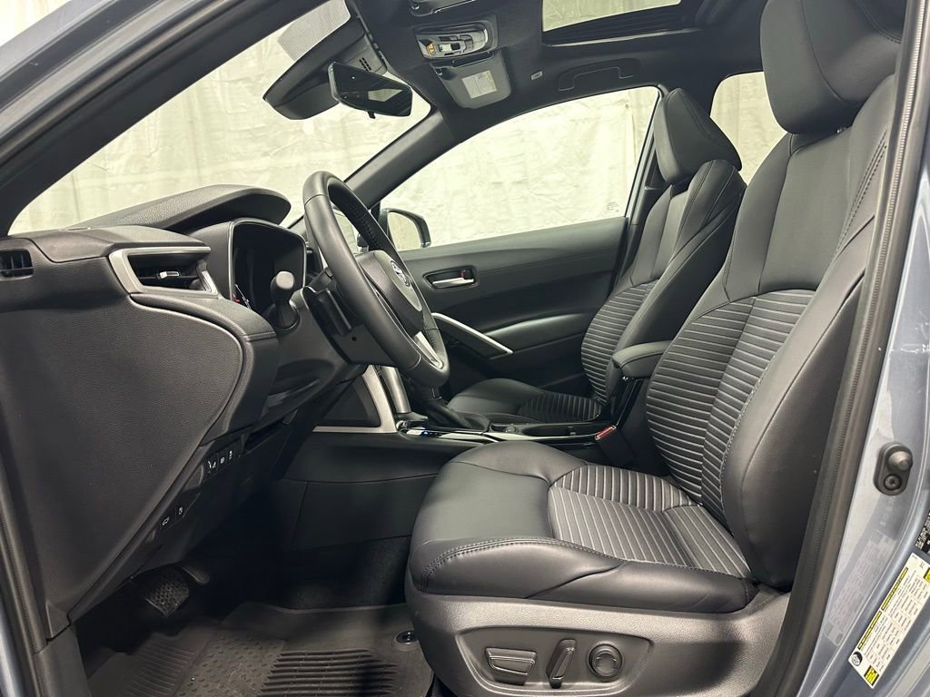 Used 2025 Toyota Corolla Cross XSE image 14