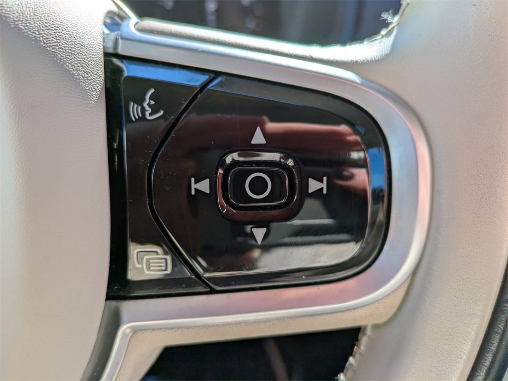 Certified 2022 Volvo XC90 T5 Momentum w/ Climate Package image 27