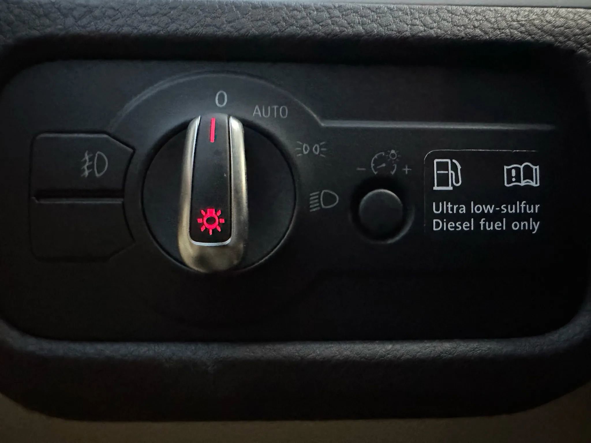 Used 2012 Volkswagen Touareg TDI image 22