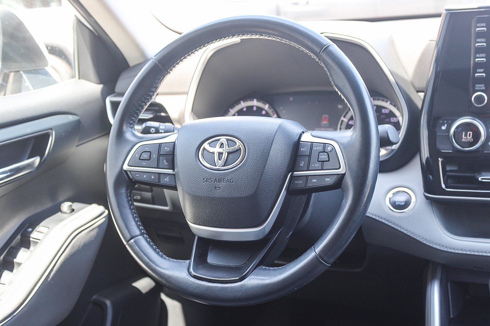 Used 2022 Toyota Highlander XLE FWD image 16