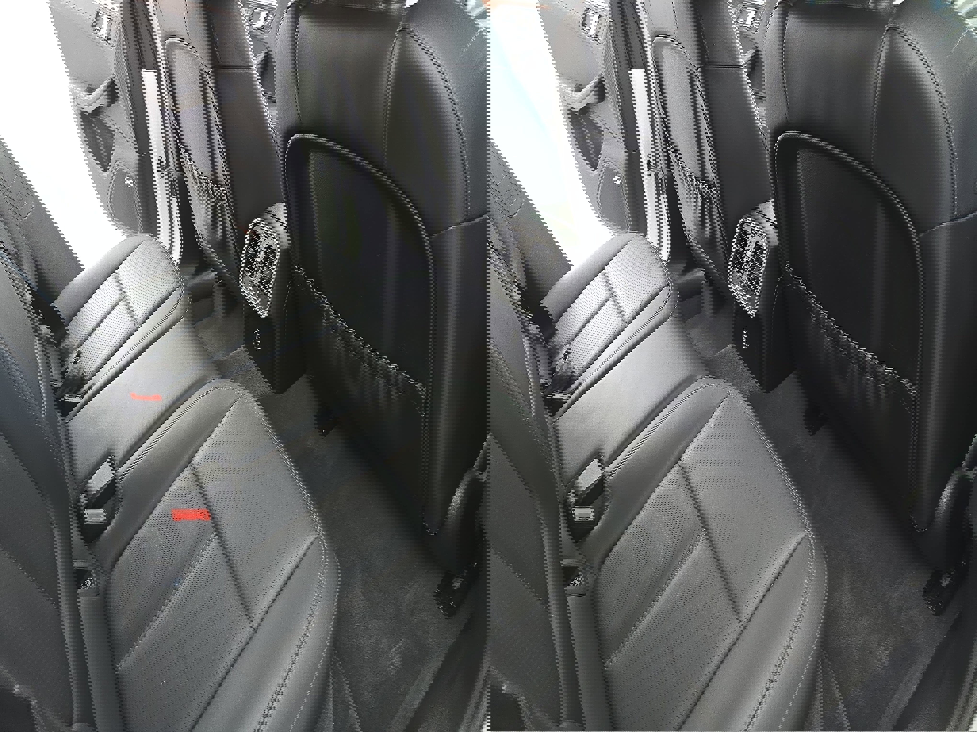 Used 2023 Porsche Macan Turbo image 11