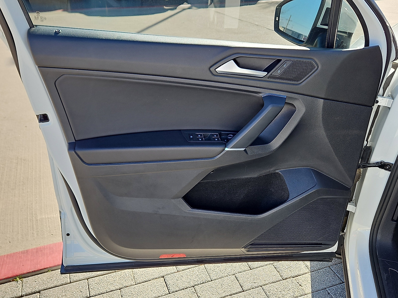 Used 2020 Volkswagen Tiguan SE w/ Panoramic Sunroof Package image 13