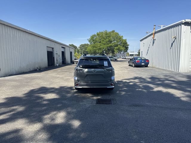 Used 2017 Toyota Sienna SE Premium FWD image 6