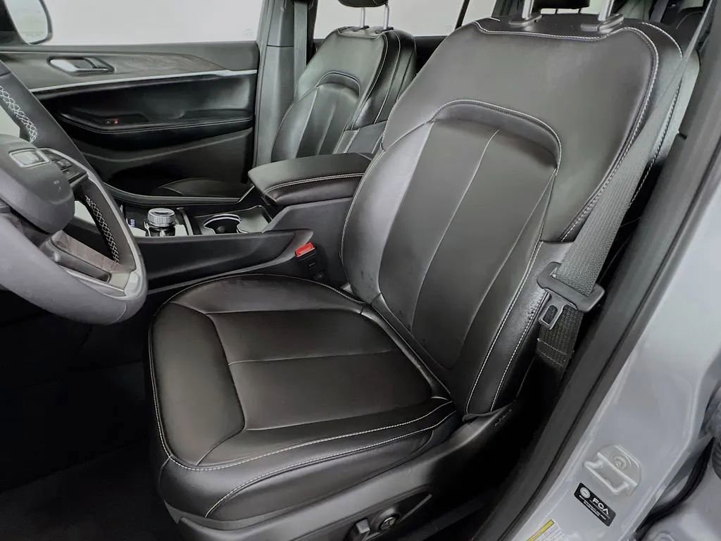 Used 2025 Jeep Grand Cherokee L Limited w/ Black Appearance Package image 22