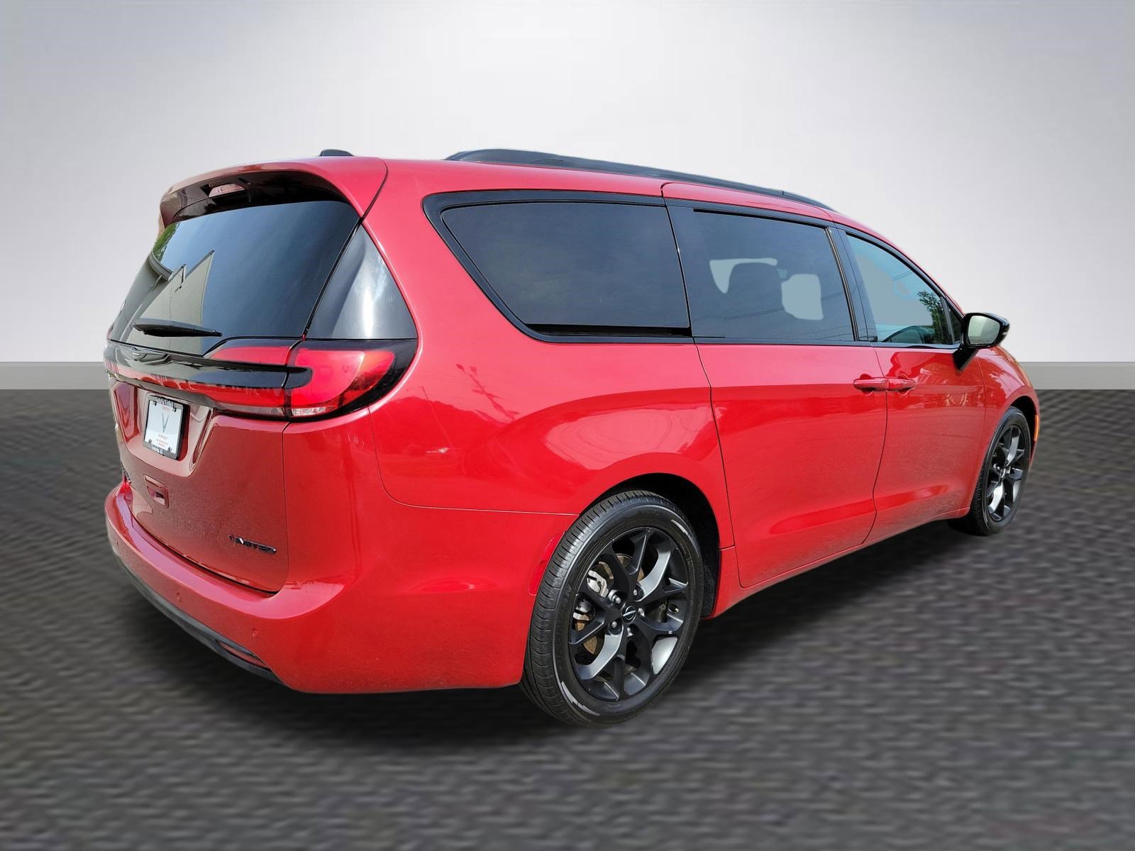 Used 2025 Chrysler Pacifica Limited image 5