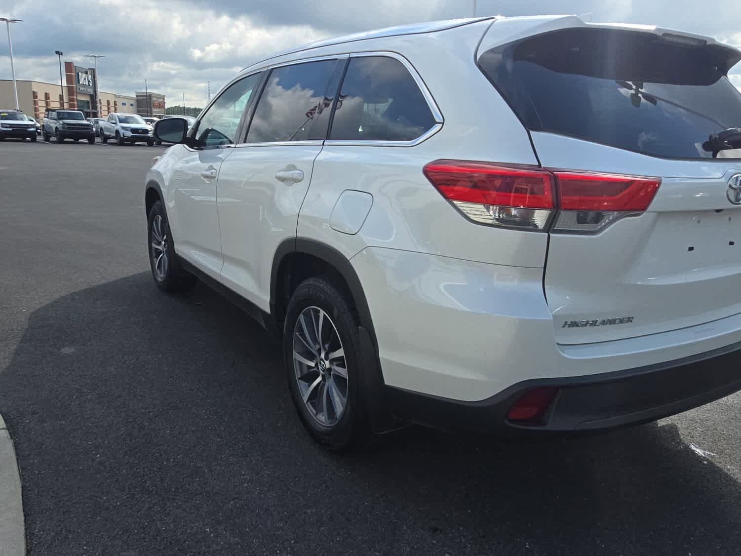 Used 2019 Toyota Highlander XLE AWD/4WD image 7