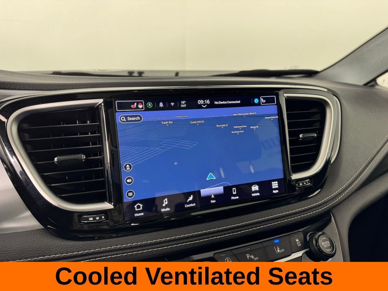 Used 2025 Chrysler Pacifica Limited image 14