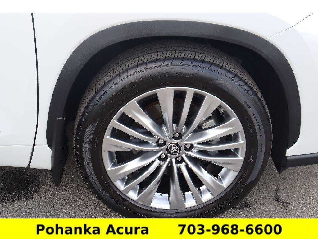 Used 2025 Toyota Highlander Platinum AWD/4WD image 39