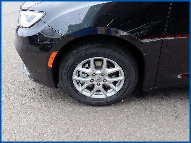 Used 2024 Chrysler Pacifica Touring-L image 4