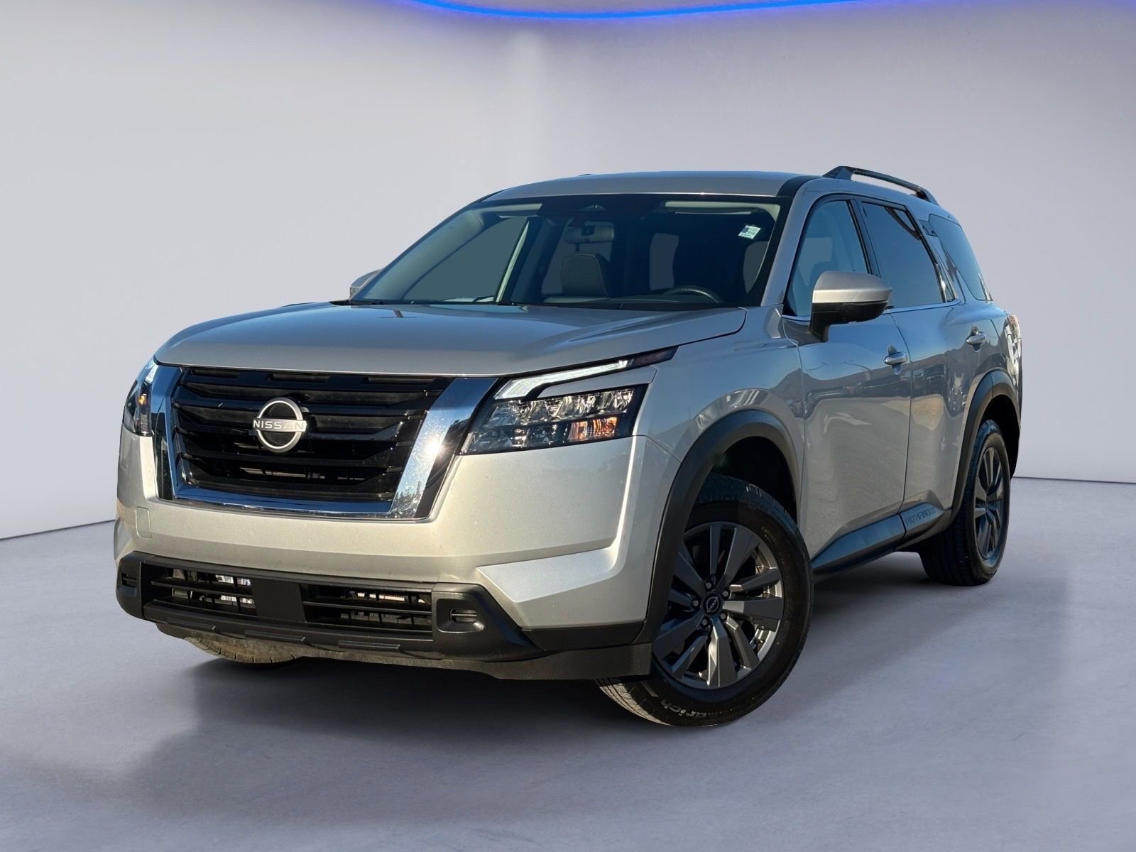 Used 2024 Nissan Pathfinder SV image 2
