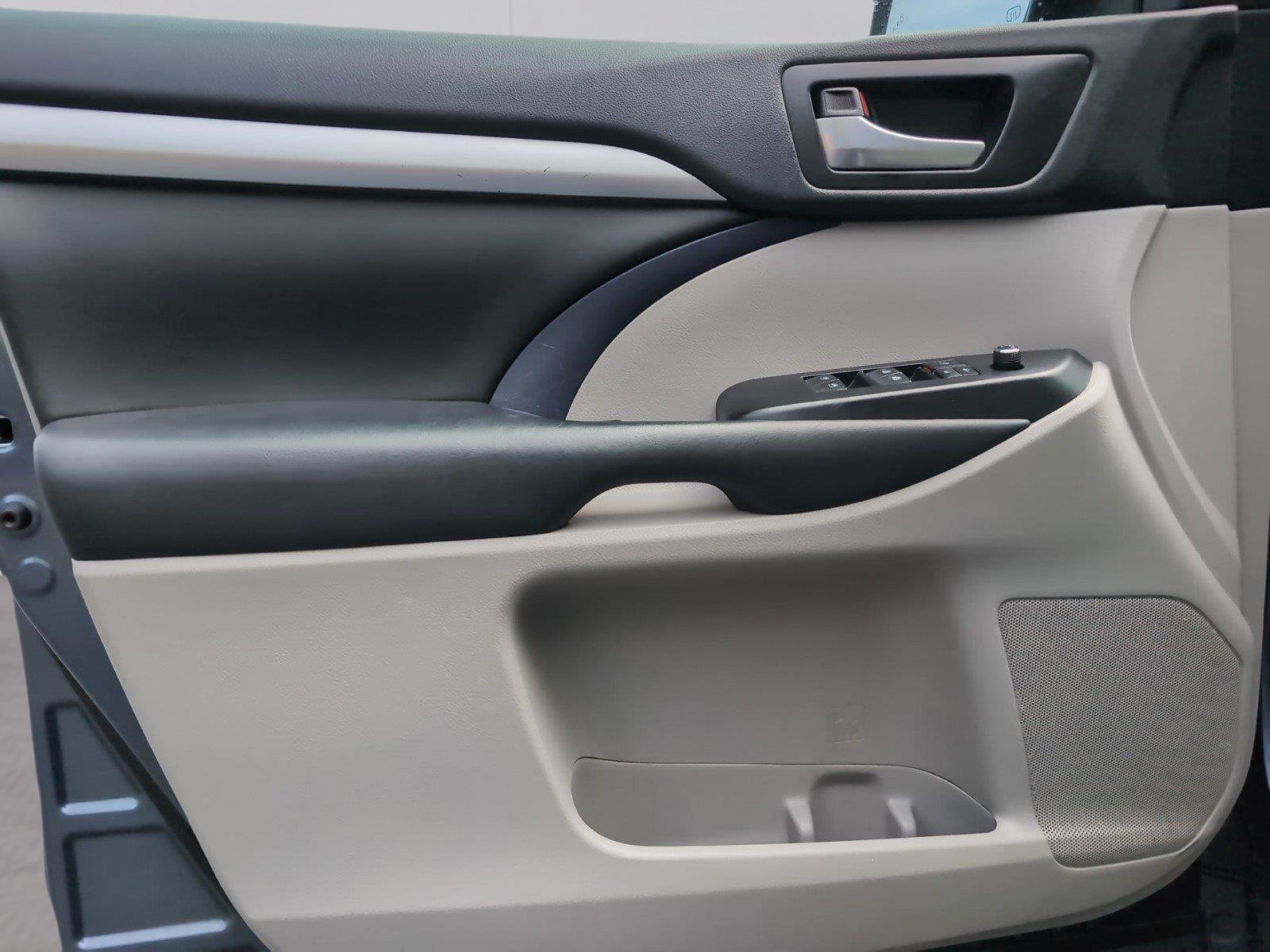 Used 2019 Toyota Highlander XLE AWD/4WD image 17