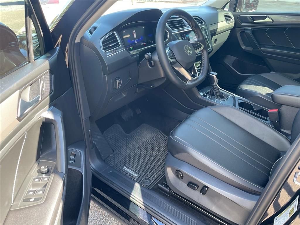 Used 2023 Volkswagen Tiguan SE w/ Panoramic Sunroof Package FWD image 6
