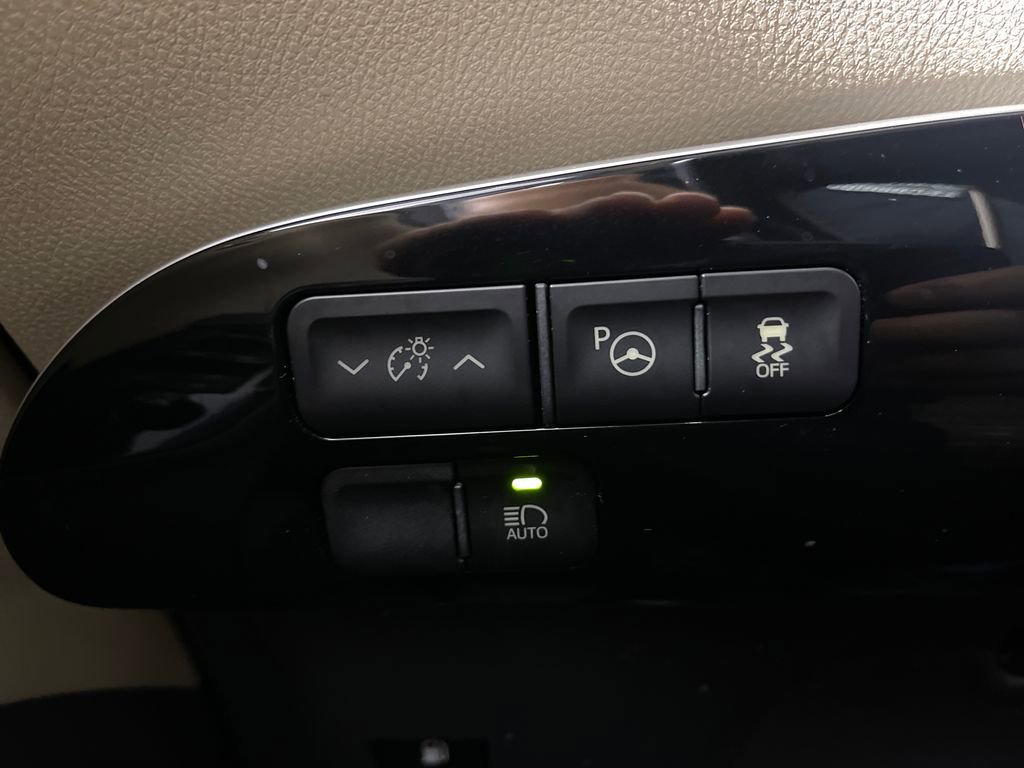 Certified 2018 Toyota Prius Three FWD image 28