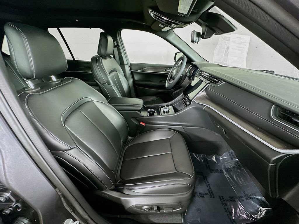 Certified 2025 Jeep Grand Cherokee Limited w/ Luxury Tech Group II image 40