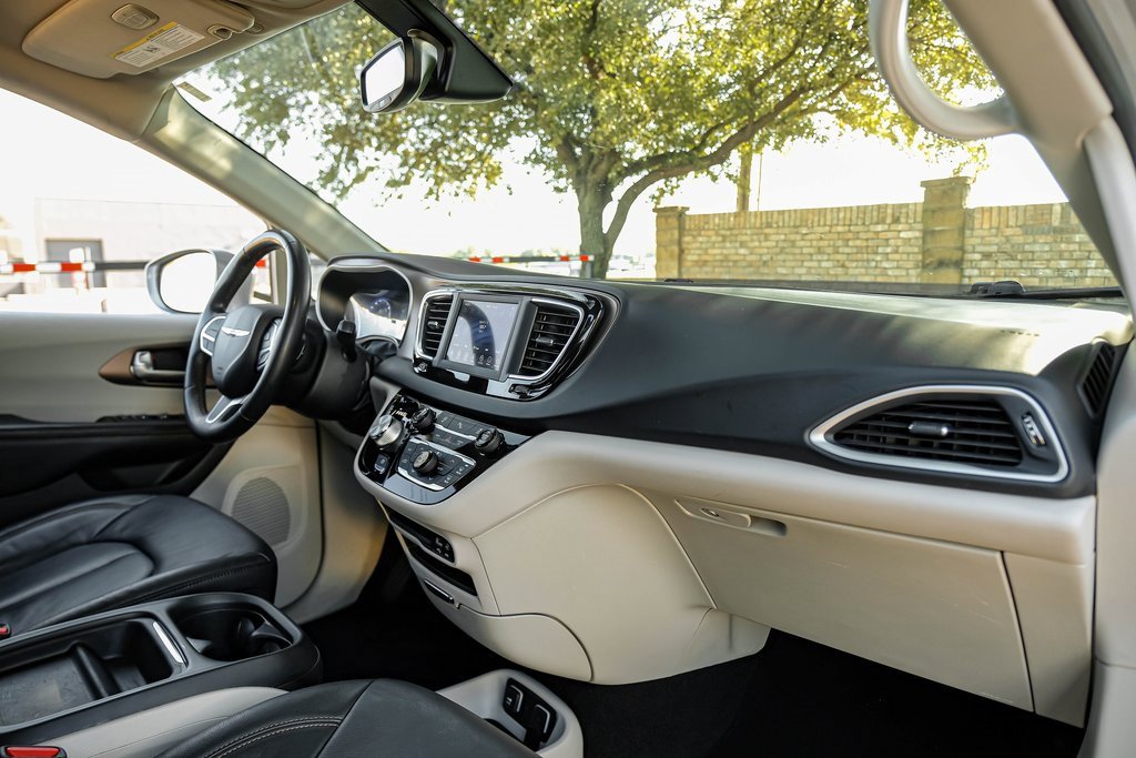 Used 2019 Chrysler Pacifica Touring-L image 21