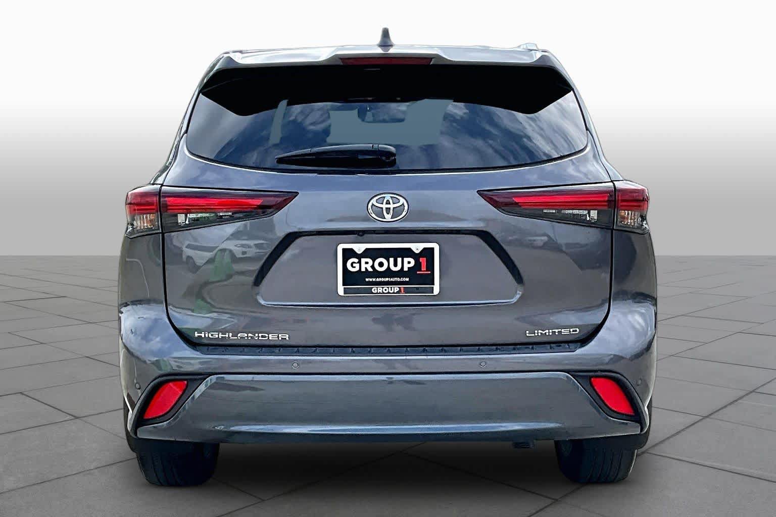 Used 2024 Toyota Highlander Limited FWD image 5