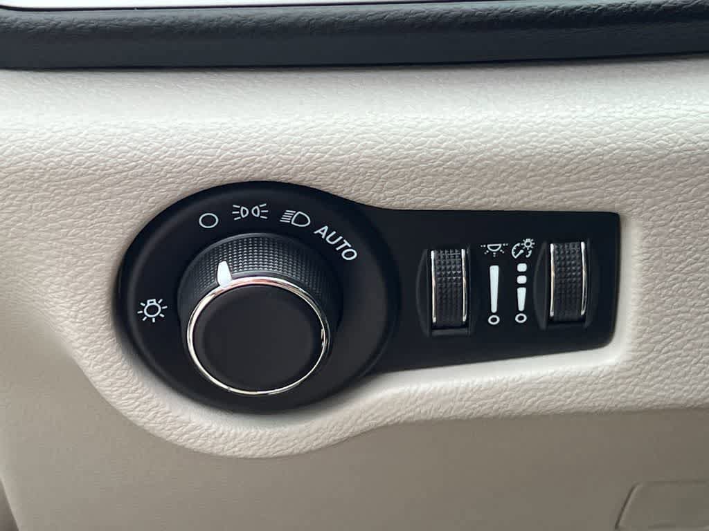 Used 2022 Chrysler Voyager LX FWD image 28