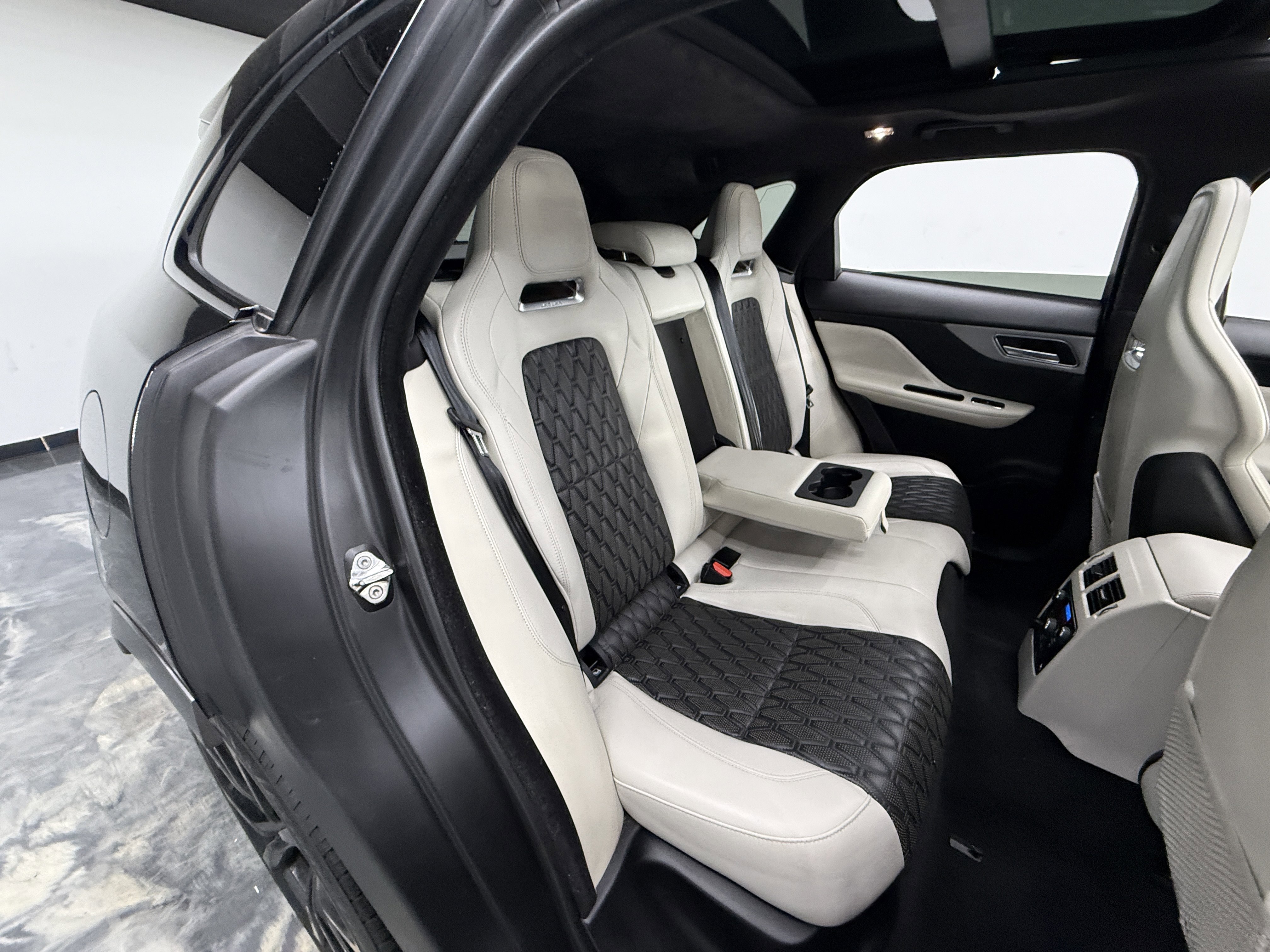 Used 2020 Jaguar F-PACE SVR image 26