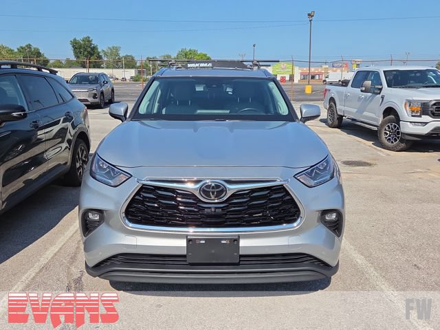 Used 2021 Toyota Highlander Limited AWD/4WD image 2