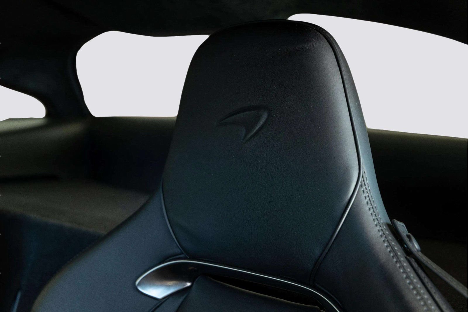 Used 2023 McLaren Artura RWD image 18