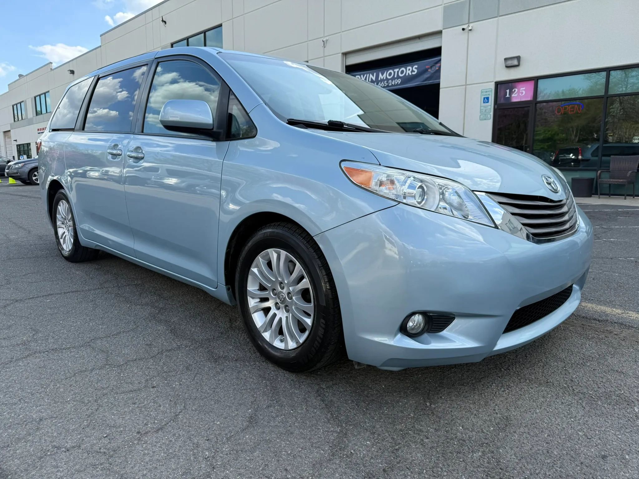 Used 2015 Toyota Sienna XLE image 2