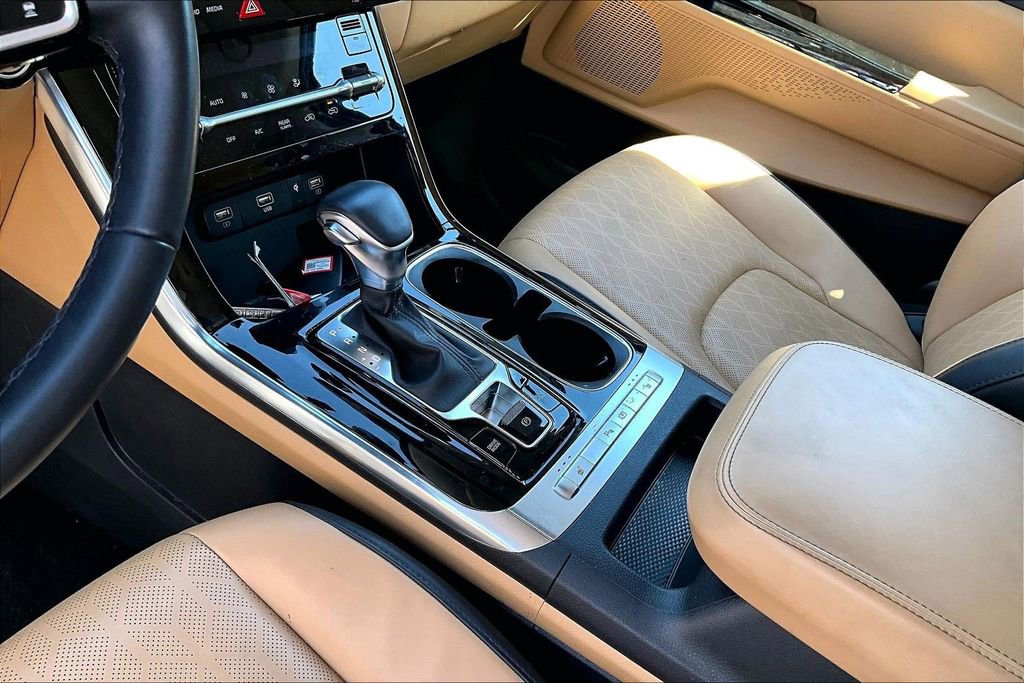 Used 2024 Kia Carnival EX image 12