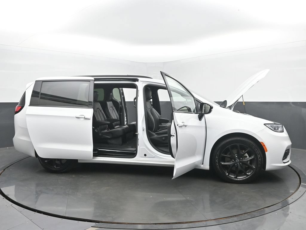 Used 2025 Chrysler Pacifica Limited FWD image 61