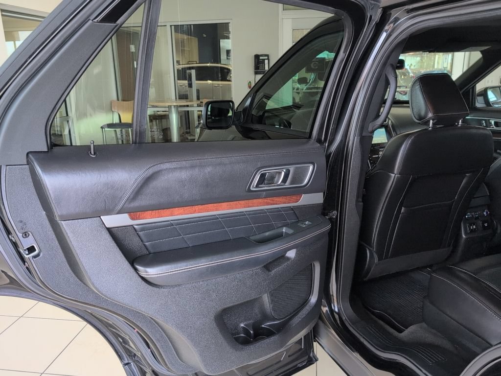 Used 2018 Ford Explorer Platinum AWD/4WD image 29