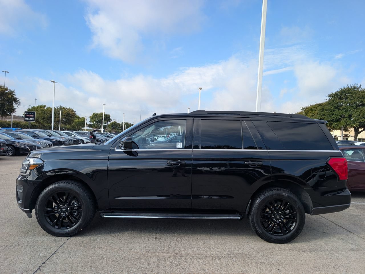 Used 2022 Ford Expedition XLT RWD image 3