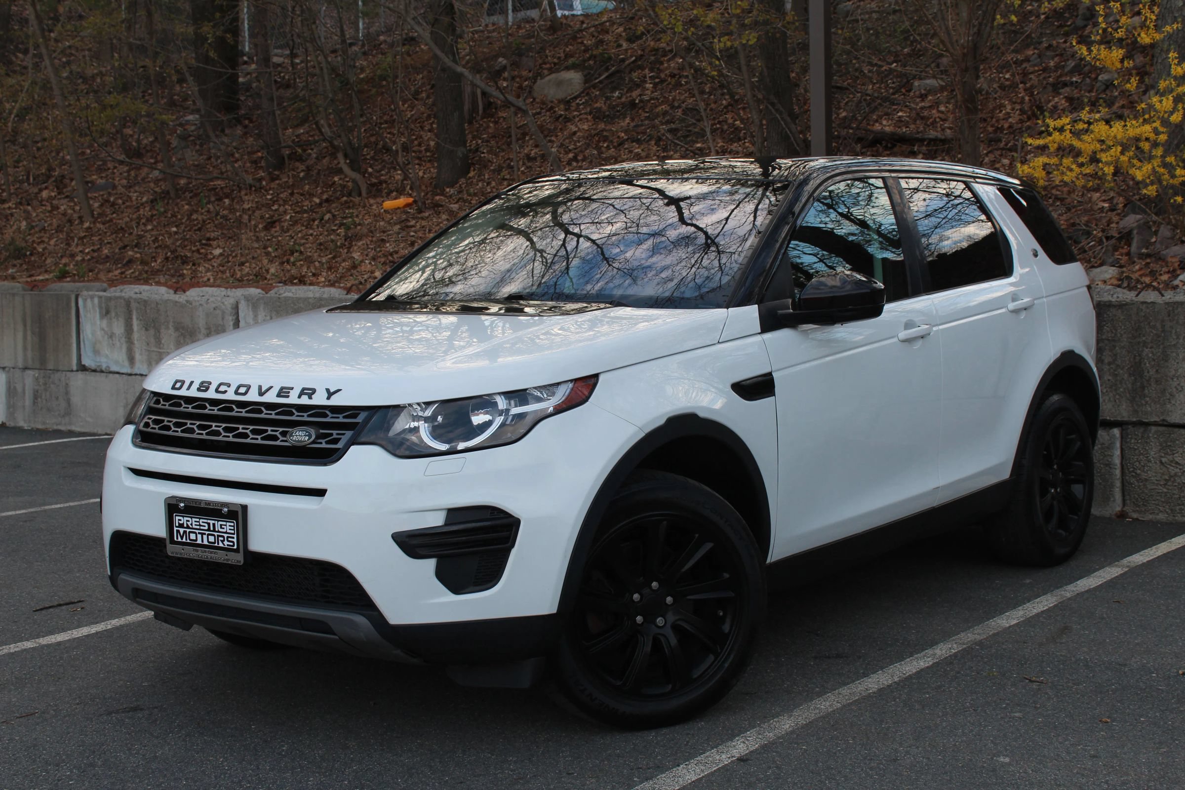 Used 2017 Land Rover Discovery Sport SE AWD/4WD image 2