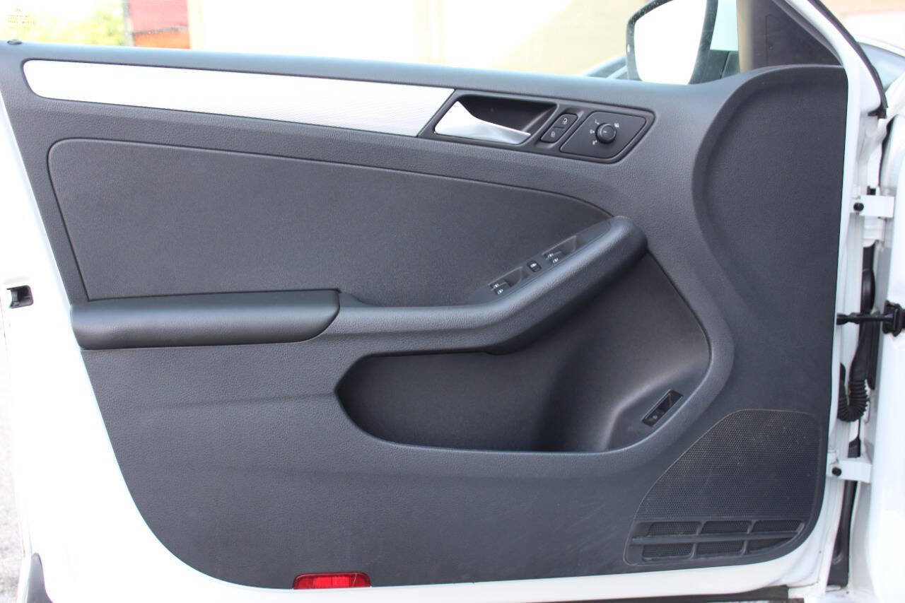 Used 2017 Volkswagen Jetta SE image 9