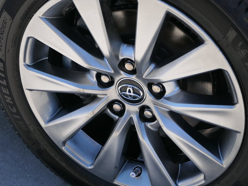 Used 2017 Toyota Camry XLE w/ Moonroof Package FWD image 11