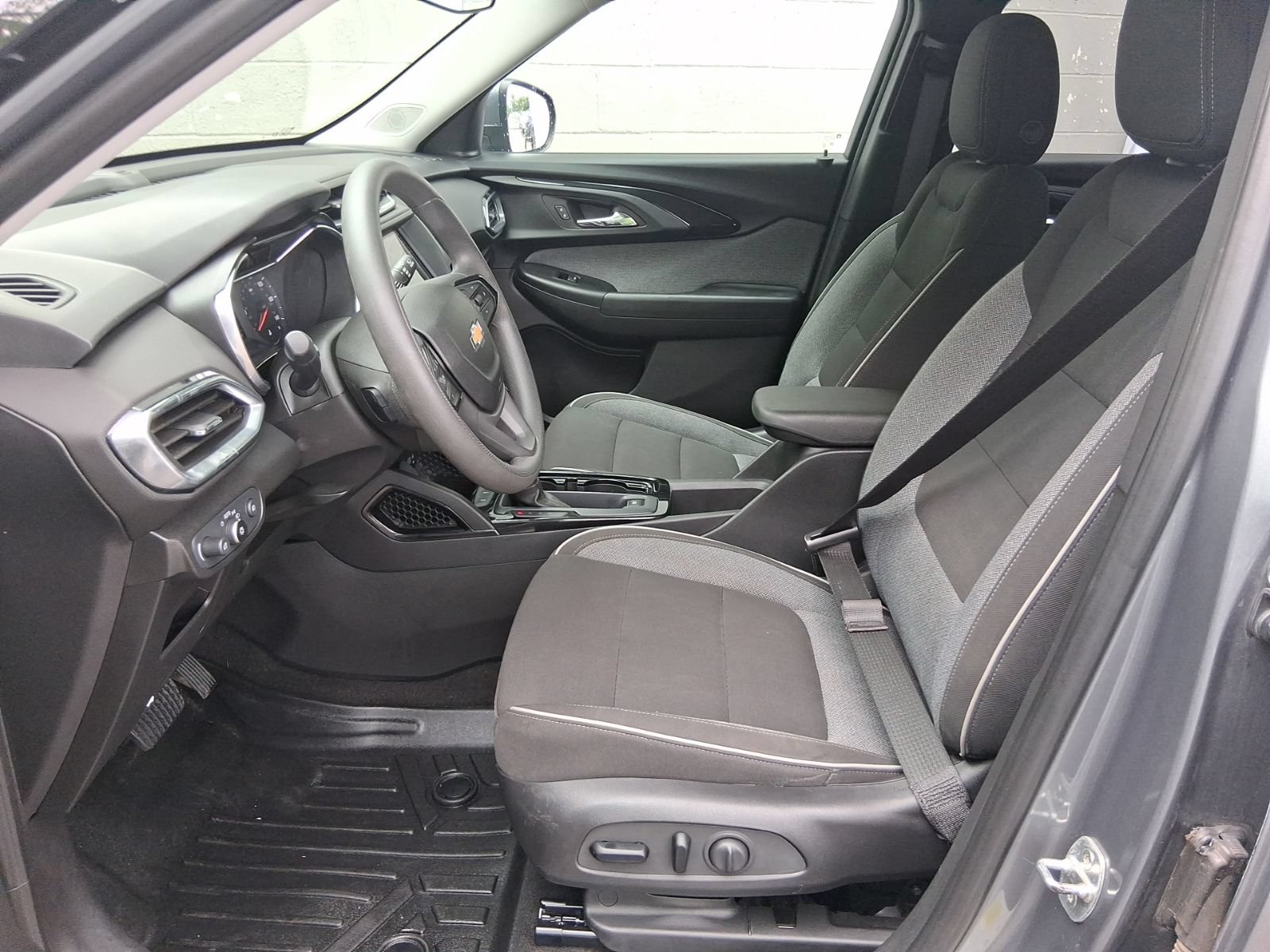 Used 2021 Chevrolet TrailBlazer LT w/ LPO, Blackout Package FWD image 15