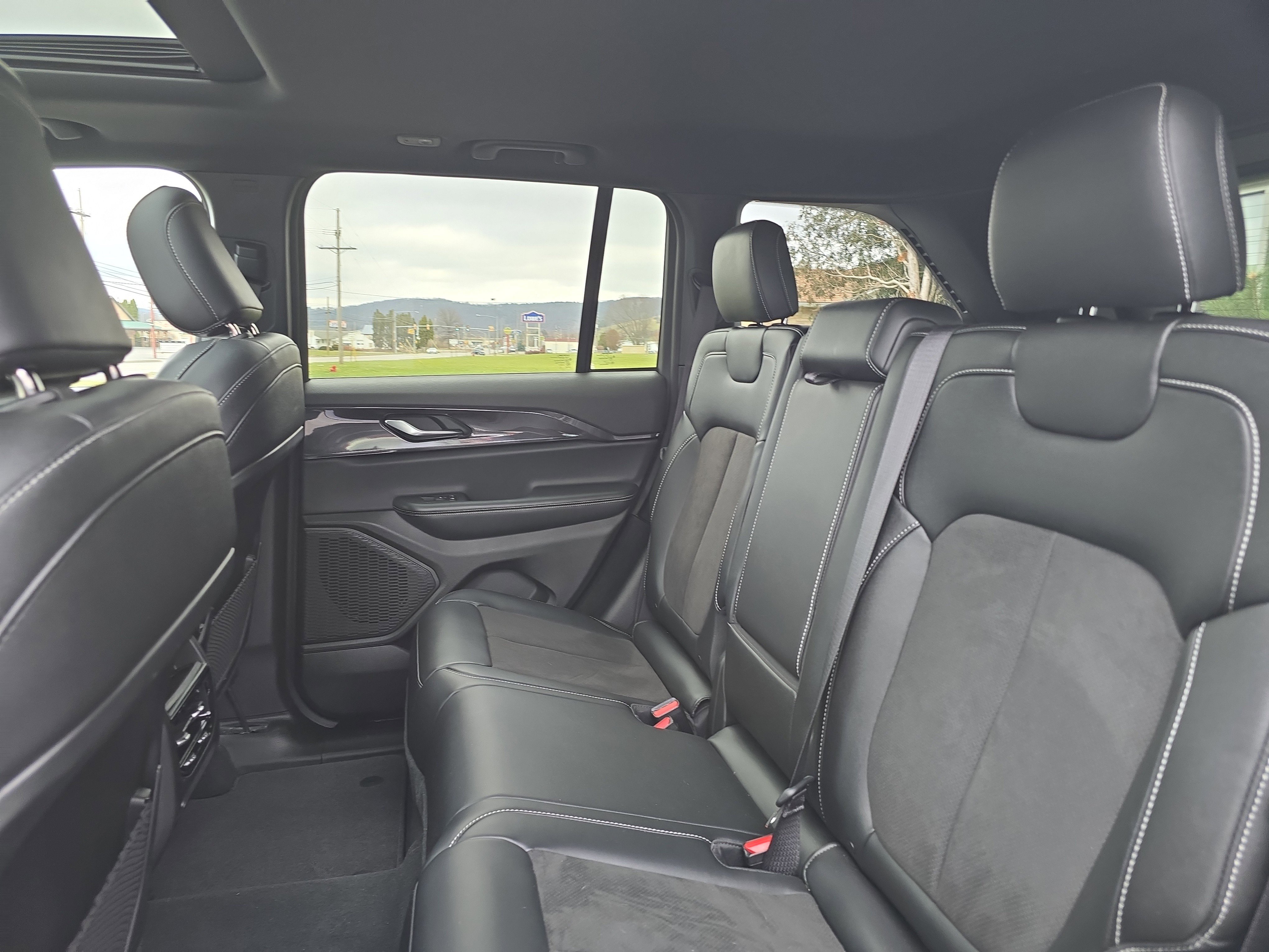 Used 2023 Jeep Grand Cherokee Altitude image 14