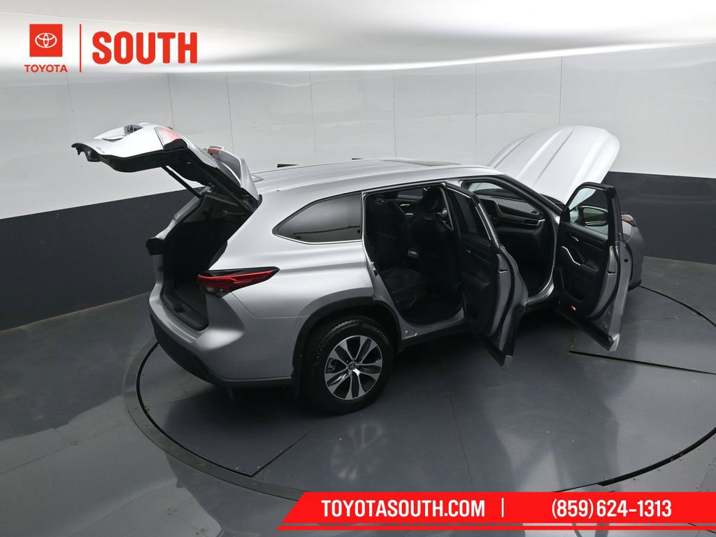 Used 2023 Toyota Highlander XLE AWD/4WD image 56