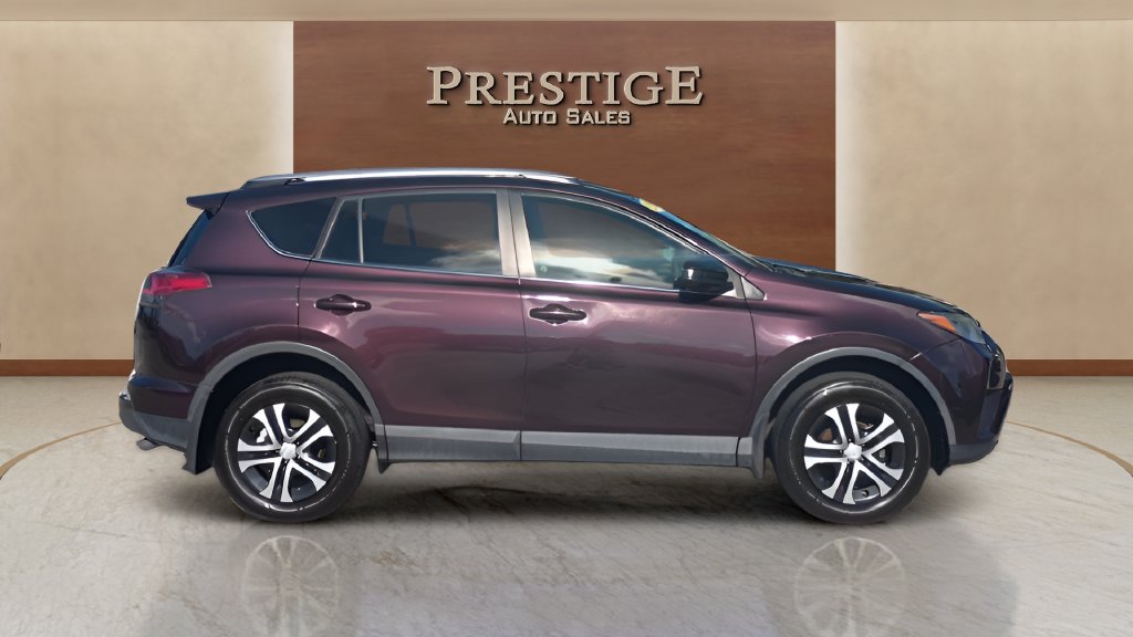 Used 2018 Toyota RAV4 LE FWD image 37