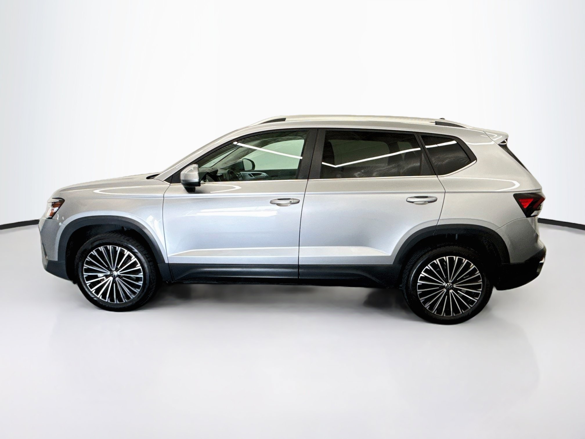 Used 2026 Volkswagen Taos SE FWD image 4