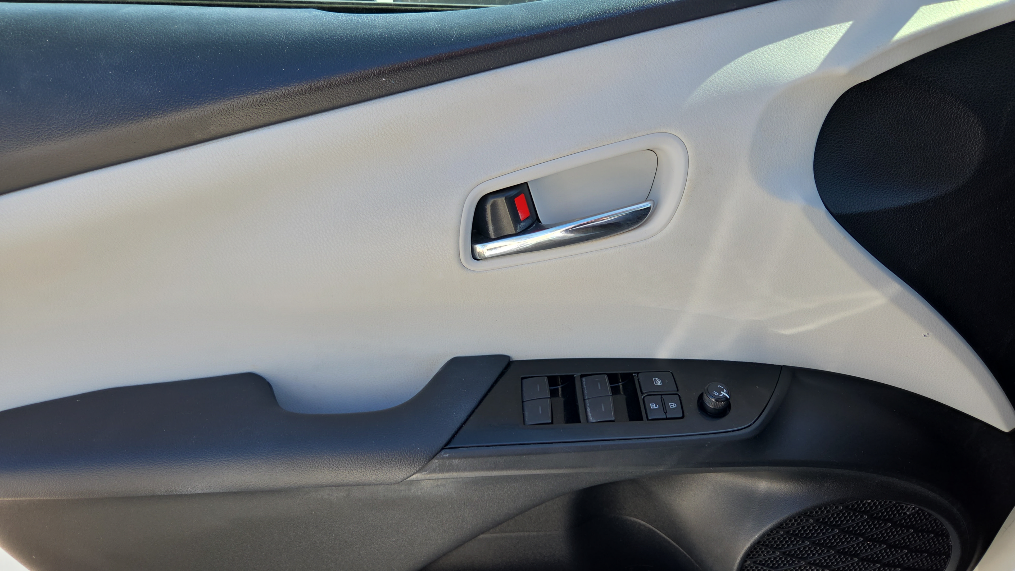 Used 2019 Toyota Prius XLE FWD image 17