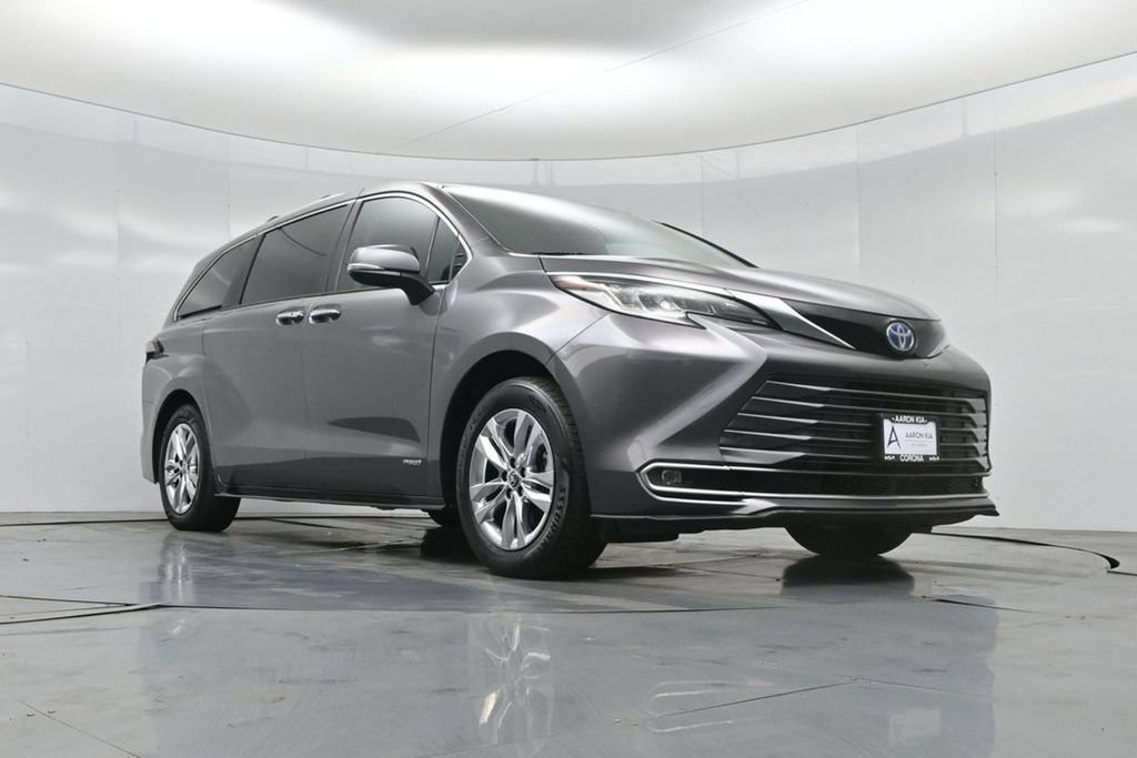 Used 2021 Toyota Sienna Limited FWD image 2