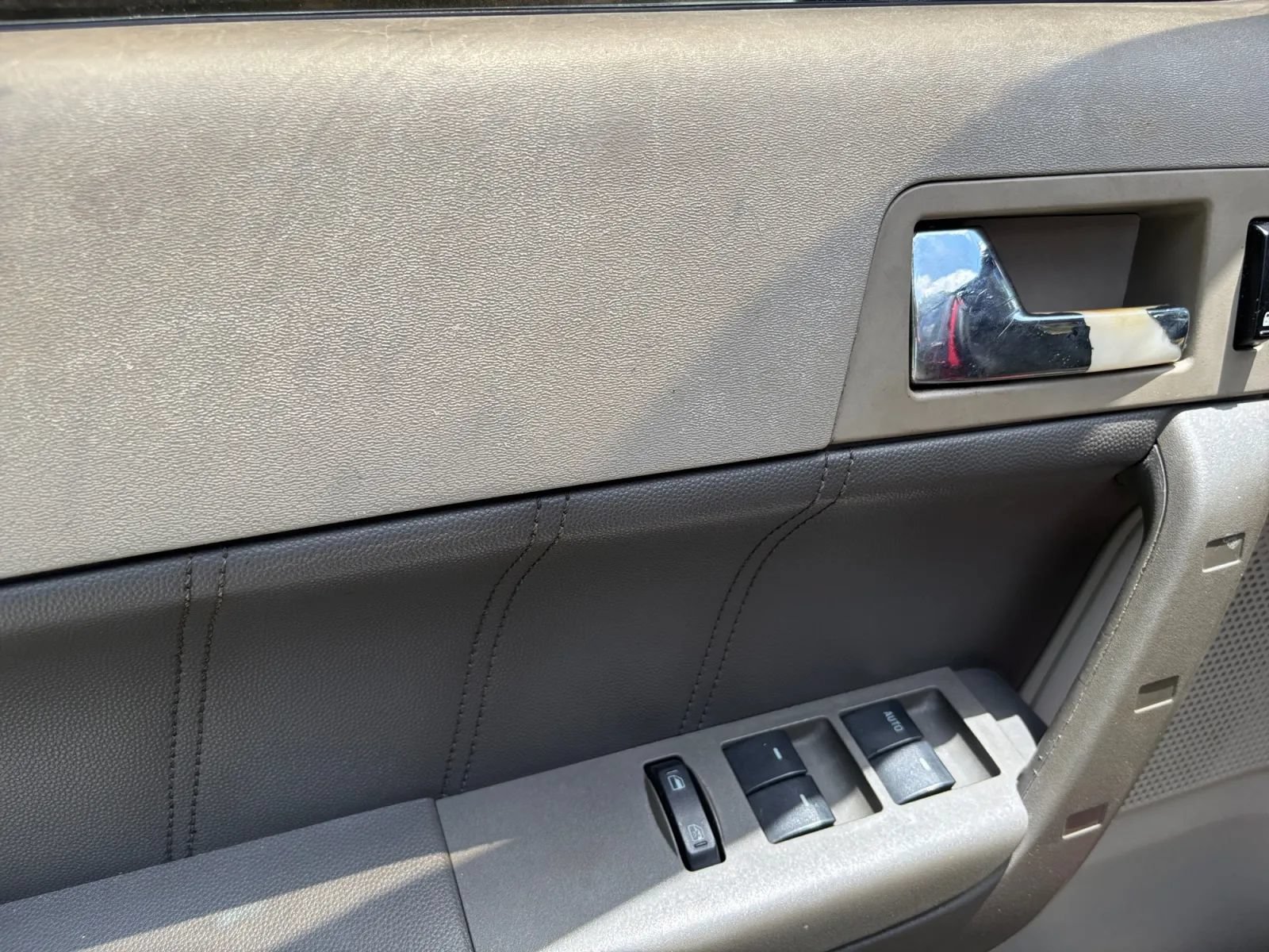 Used 2009 Ford Focus SEL FWD image 18