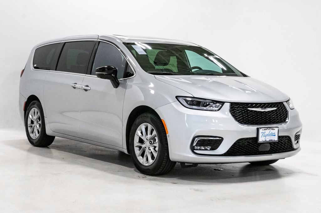 New 2026 Chrysler Pacifica Limited w/ Uconnect Theater Family Group FWD image 6