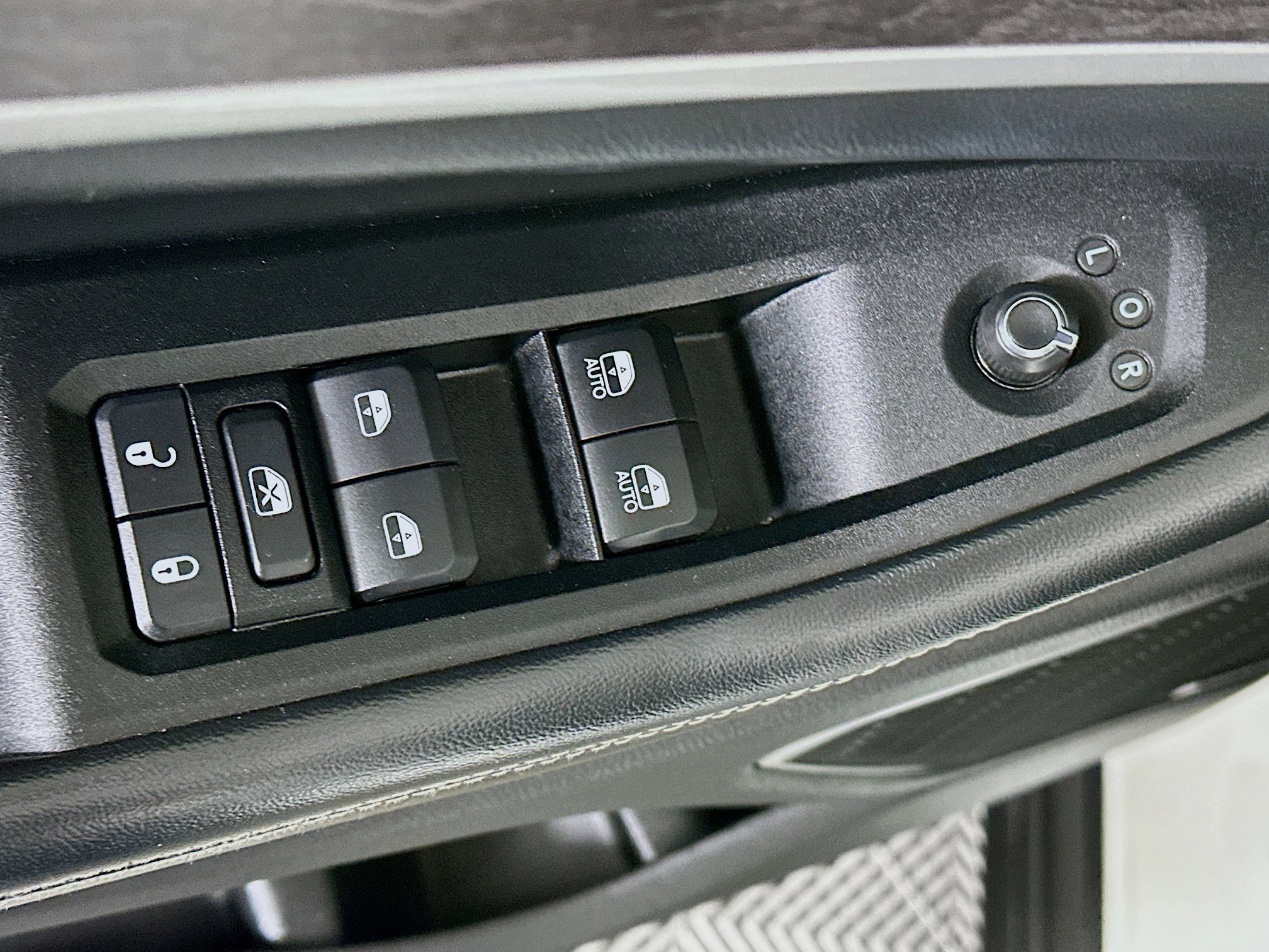 Used 2023 Jeep Grand Cherokee L Limited w/ Black Appearance Package image 15