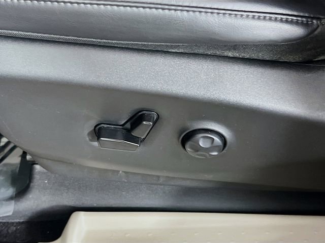 Used 2023 Chrysler Pacifica Touring-L image 19