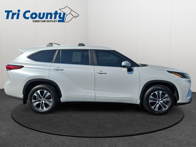 Used 2023 Toyota Highlander XLE FWD image 9